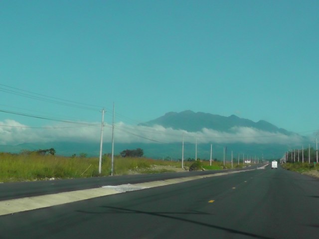farther up the road, Volcán Barú getting closer, peak above the clouds