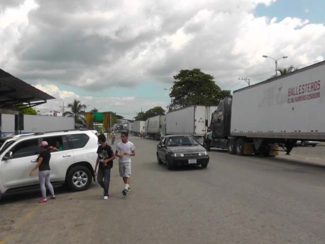 and this is the view to the left from the Costa Rica checkpoint. The line of trucks extended quite a ways!