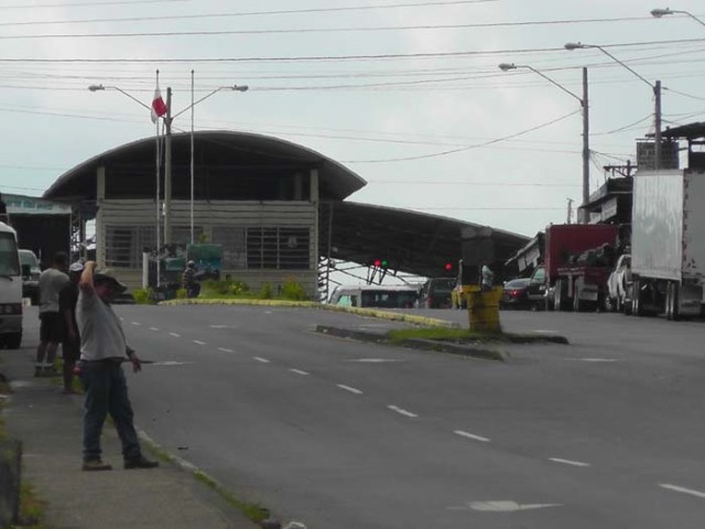 THIS is the building you are looking for! Trucks are leaving Panama on the right, and entering on the left. People are getting processed in the middle.