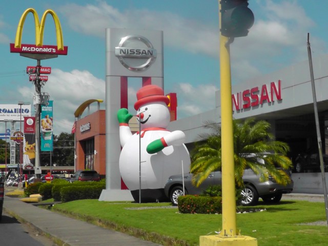 We may not have snow here, but that hasn't stopped the Nissan dealership from having a big holiday snowman out front. (Yes, we have McDonalds here, and KFC, Pizza Hut, TGI Fridays,  Domino's Pizza, and more. One day I will have to post about  how the US is taking over Panama with fast food)